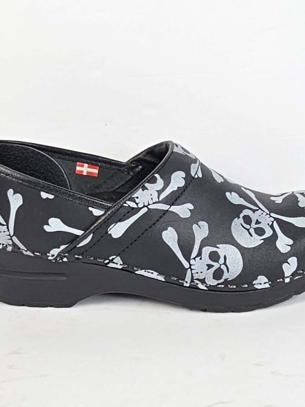 Sanita Women's Clogs EU 38 Black Skull Crossbones Slip-On Comfort Shoes - Picture 4 of 11